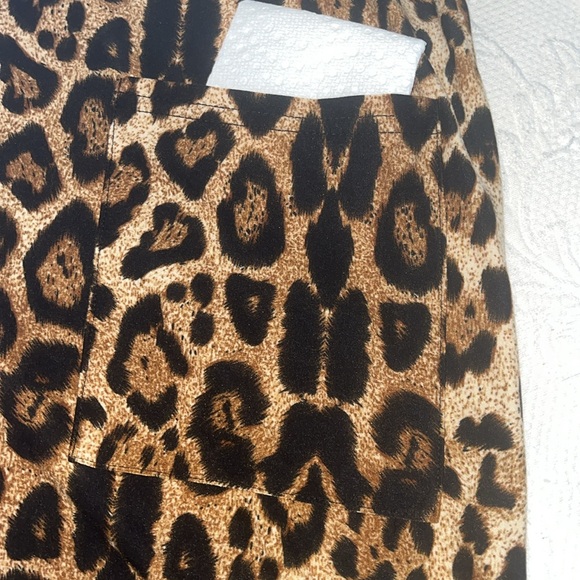 Light weight Animal print light jacket. Size large. 2 front pockets. Soft feel. - Picture 11 of 11